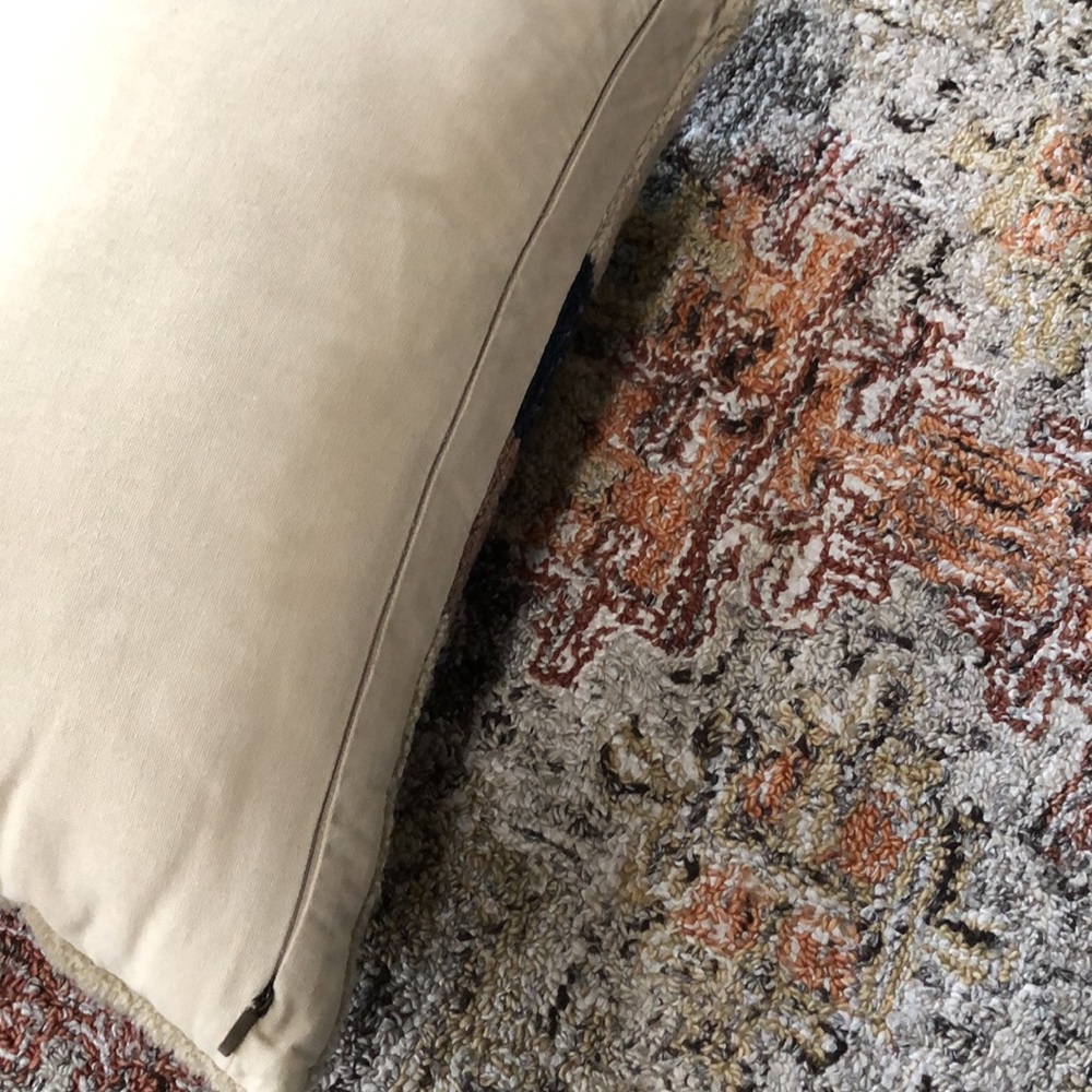 Pillow and insert - Picture 4 of 5